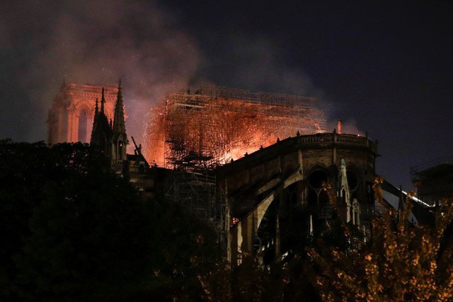 Những hình ảnh thảm khốc khi ngọn lửa lớn tàn phá Nhà thờ Đức Bà Paris tối 15/4 - Ảnh 15.
