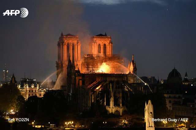 Những hình ảnh thảm khốc khi ngọn lửa lớn tàn phá Nhà thờ Đức Bà Paris tối 15/4 - Ảnh 16.