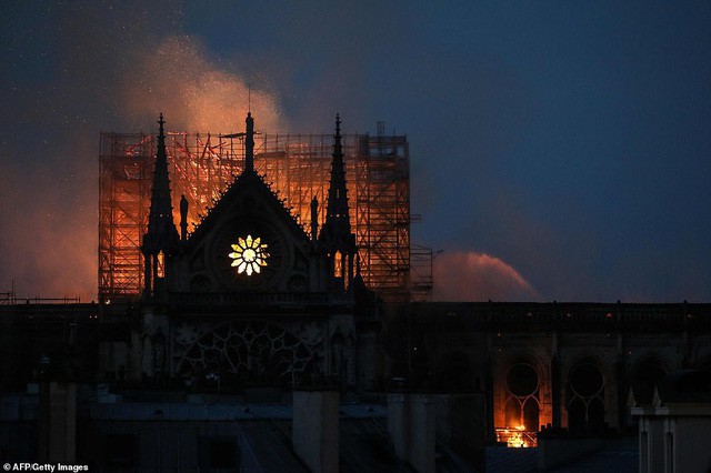Những hình ảnh thảm khốc khi ngọn lửa lớn tàn phá Nhà thờ Đức Bà Paris tối 15/4 - Ảnh 17.