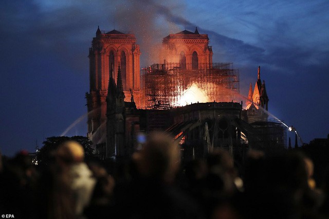 Những hình ảnh thảm khốc khi ngọn lửa lớn tàn phá Nhà thờ Đức Bà Paris tối 15/4 - Ảnh 19.