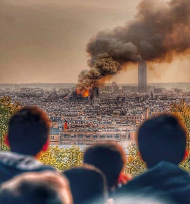 Người dân đau đớn nhìn ngọn lửa dữ dội trước mắt: Paris mà không có Nhà thờ Đức Bà thì không còn là Paris nữa - Ảnh 3. Người dân đau đớn nhìn ngọn lửa dữ dội trước mắt: Paris mà không có Nhà thờ Đức Bà thì không còn là Paris nữa - Ảnh 3.