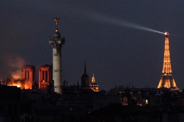 Những hình ảnh thảm khốc khi ngọn lửa lớn tàn phá Nhà thờ Đức Bà Paris tối 15/4 - Ảnh 21.