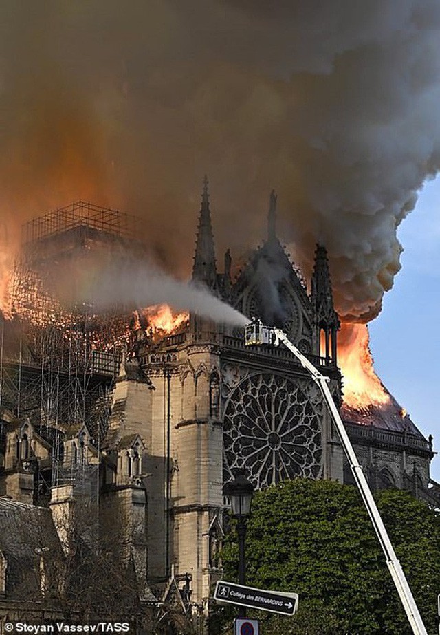 Cháy dữ dội bao phủ Nhà thờ Đức Bà Paris, đỉnh tháp 850 năm tuổi sụp đổ - Ảnh 5.