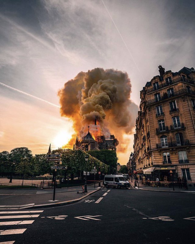 Những hình ảnh thảm khốc khi ngọn lửa lớn tàn phá Nhà thờ Đức Bà Paris tối 15/4 - Ảnh 4.