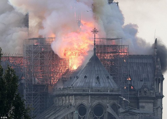 Cháy Nhà thờ Đức Bà ở Paris: Vì sao không thể chữa cháy từ trên không? - Ảnh 4.