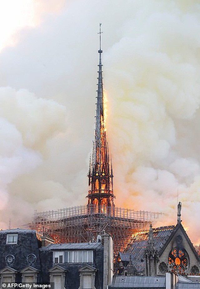 Cháy dữ dội bao phủ Nhà thờ Đức Bà Paris, đỉnh tháp 850 năm tuổi sụp đổ - Ảnh 6.