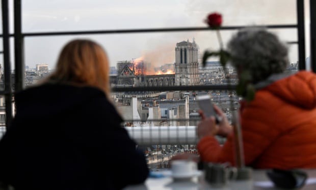 Người dân đau đớn nhìn ngọn lửa dữ dội trước mắt: Paris mà không có Nhà thờ Đức Bà thì không còn là Paris nữa - Ảnh 6.