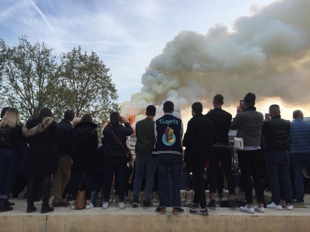 Người dân đau đớn nhìn ngọn lửa dữ dội trước mắt: Paris mà không có Nhà thờ Đức Bà thì không còn là Paris nữa - Ảnh 7. Người dân đau đớn nhìn ngọn lửa dữ dội trước mắt: Paris mà không có Nhà thờ Đức Bà thì không còn là Paris nữa - Ảnh 7.