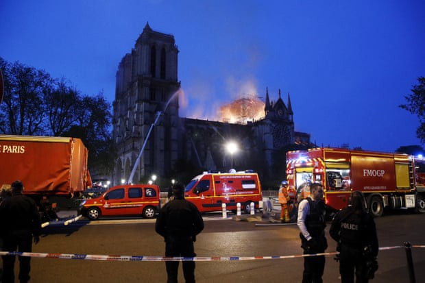 Cháy dữ dội bao phủ Nhà thờ Đức Bà Paris, đỉnh tháp 850 năm tuổi sụp đổ - Ảnh 9.