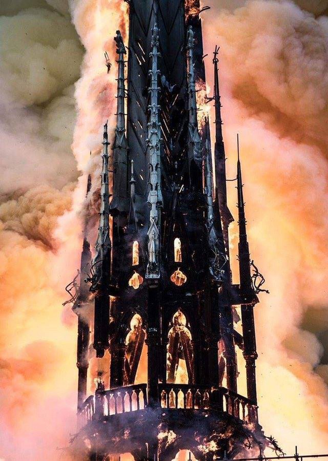 Những hình ảnh thảm khốc khi ngọn lửa lớn tàn phá Nhà thờ Đức Bà Paris tối 15/4 - Ảnh 8.