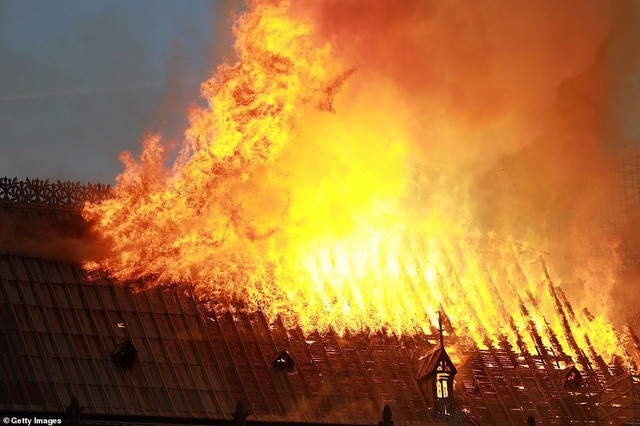 Những hình ảnh thảm khốc khi ngọn lửa lớn tàn phá Nhà thờ Đức Bà Paris tối 15/4 - Ảnh 10.