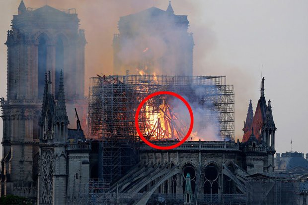 Xôn xao hình ảnh Chúa Jesus xuất hiện trong đám cháy Nhà thờ Đức Bà Paris - Ảnh 1.