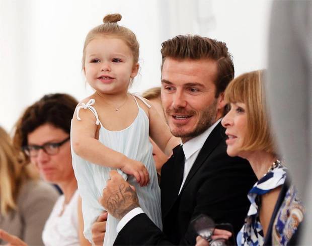 Tiểu công chúa Harper Beckham: Cuộc sống quý tộc phủ kín bằng tình thân và hàng hiệu của cô bé hạnh phúc nhất Hollywood - Ảnh 3. Tiểu công chúa Harper Beckham: Cuộc sống quý tộc phủ kín bằng tình thân và hàng hiệu của cô bé hạnh phúc nhất Hollywood - Ảnh 3.