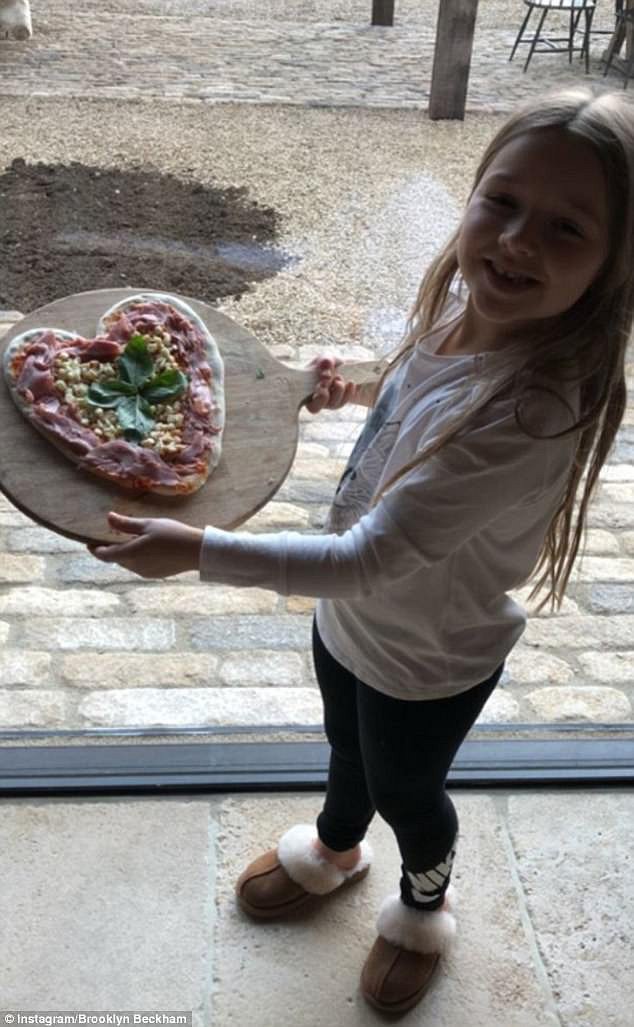 Tiểu công chúa Harper Beckham: Cuộc sống quý tộc phủ kín bằng tình thân và hàng hiệu của cô bé hạnh phúc nhất Hollywood - Ảnh 10. Tiểu công chúa Harper Beckham: Cuộc sống quý tộc phủ kín bằng tình thân và hàng hiệu của cô bé hạnh phúc nhất Hollywood - Ảnh 10.