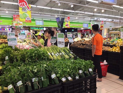Hà Nội: Mừng rỡ siêu thị lớn gói rau bằng lá chuối thay túi nilon - Ảnh 1.