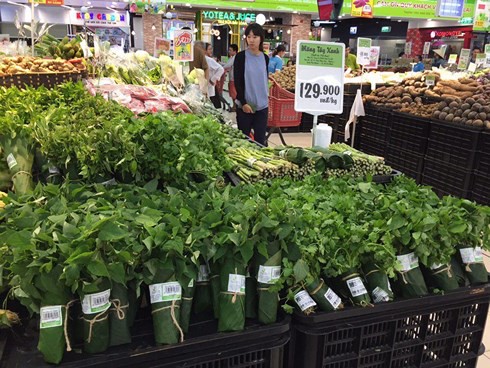 Hà Nội: Mừng rỡ siêu thị lớn gói rau bằng lá chuối thay túi nilon - Ảnh 2.