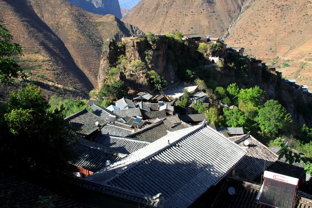  Lặng ngắm ngôi làng cổ yên bình, rất ít người biết đến trên vách đá khổng lồ tại Trung Quốc: Một lần tới Bảo Sơn, cả đời ấn tượng khó quên!  - Ảnh 2.