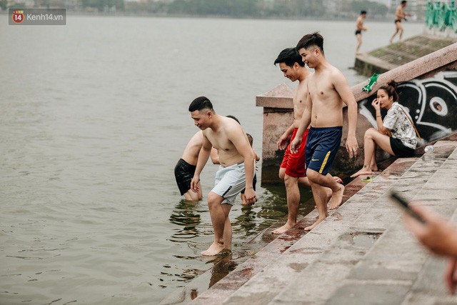 Hà Nội oi nóng ngộp thở, nhiều người mang theo cả thú cưng ra Hồ Tây tắm bất chấp biển cấm - Ảnh 2. Hà Nội oi nóng ngộp thở, nhiều người mang theo cả thú cưng ra Hồ Tây tắm bất chấp biển cấm - Ảnh 2.
