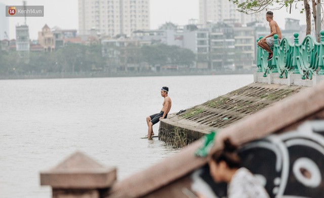 Hà Nội oi nóng ngộp thở, nhiều người mang theo cả thú cưng ra Hồ Tây tắm bất chấp biển cấm - Ảnh 14. Hà Nội oi nóng ngộp thở, nhiều người mang theo cả thú cưng ra Hồ Tây tắm bất chấp biển cấm - Ảnh 14.