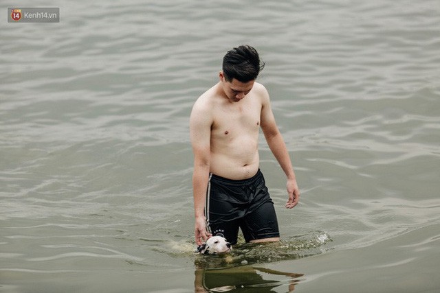 Hà Nội oi nóng ngộp thở, nhiều người mang theo cả thú cưng ra Hồ Tây tắm bất chấp biển cấm - Ảnh 18.