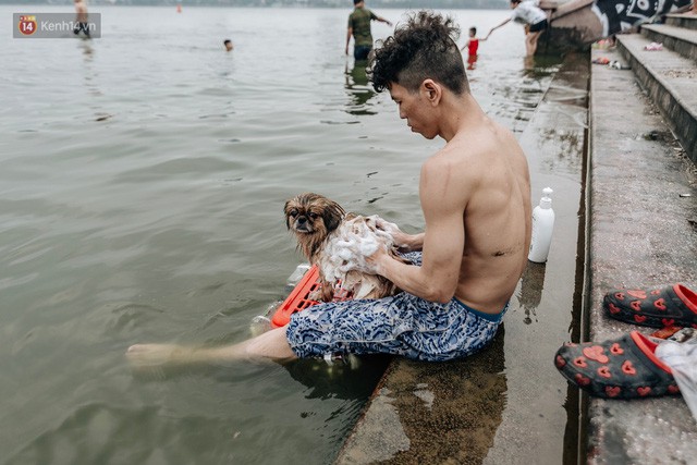 Hà Nội oi nóng ngộp thở, nhiều người mang theo cả thú cưng ra Hồ Tây tắm bất chấp biển cấm - Ảnh 19.