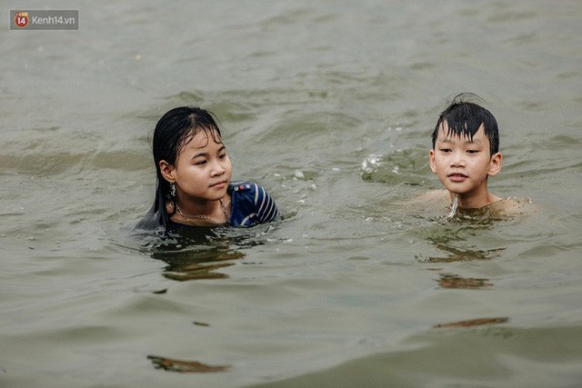 Hà Nội oi nóng ngộp thở, nhiều người mang theo cả thú cưng ra Hồ Tây tắm bất chấp biển cấm - Ảnh 5. Hà Nội oi nóng ngộp thở, nhiều người mang theo cả thú cưng ra Hồ Tây tắm bất chấp biển cấm - Ảnh 5.