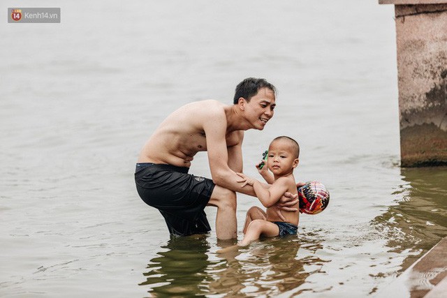 Hà Nội oi nóng ngộp thở, nhiều người mang theo cả thú cưng ra Hồ Tây tắm bất chấp biển cấm - Ảnh 6.