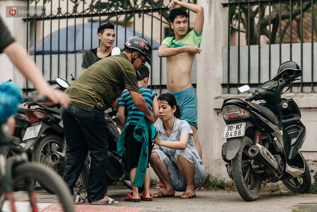 Hà Nội oi nóng ngộp thở, nhiều người mang theo cả thú cưng ra Hồ Tây tắm bất chấp biển cấm - Ảnh 9. Hà Nội oi nóng ngộp thở, nhiều người mang theo cả thú cưng ra Hồ Tây tắm bất chấp biển cấm - Ảnh 9.
