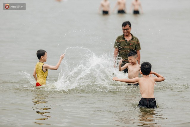 Hà Nội oi nóng ngộp thở, nhiều người mang theo cả thú cưng ra Hồ Tây tắm bất chấp biển cấm - Ảnh 10.