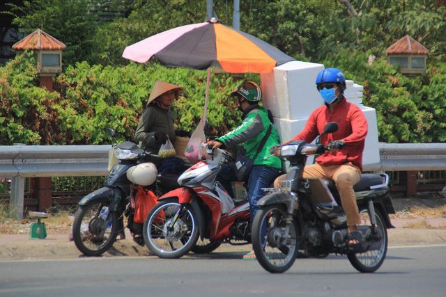  Người Sài Gòn vật lộn mưu sinh dưới nắng nóng gần 40 độ  - Ảnh 3.