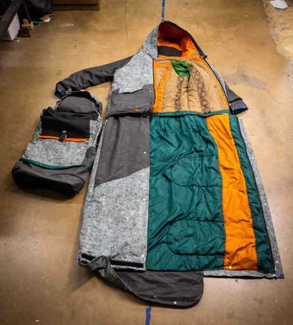 Một công ty tại Hà Lan đã sáng tạo ra chiếc túi ngủ tiện nghi dành cho những người vô gia cư - Ảnh 1.