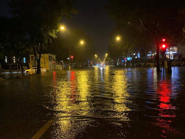 Hà Nội mưa lớn dịp nghỉ lễ 30/4-1/5, nhiều tuyến phố biến thành sông, khách Tây lội bì bõm  - Ảnh 1.