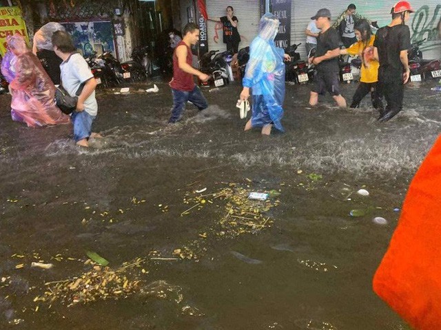 Hà Nội mưa lớn dịp nghỉ lễ 30/4-1/5, nhiều tuyến phố biến thành sông, khách Tây lội bì bõm  - Ảnh 9.