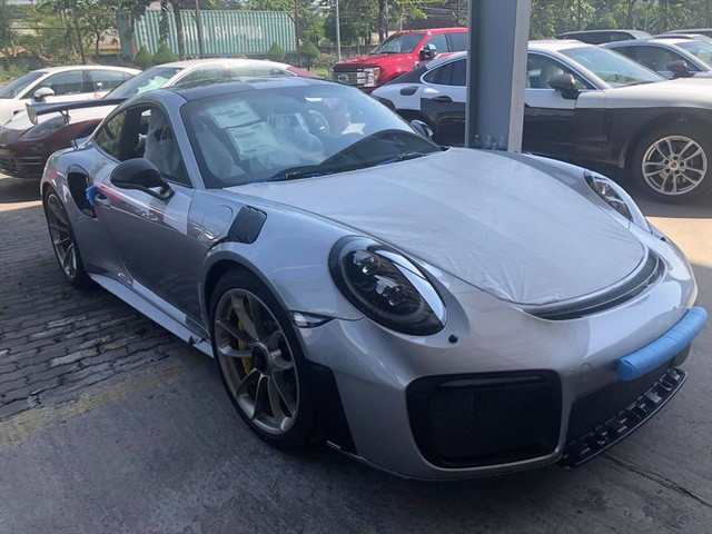  Cận cảnh xe sang Porsche 20 tỉ mới tậu của đại gia Đặng Lê Nguyên Vũ - Ảnh 2.