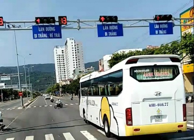 Đoàn xe Trung Nguyên phóng vun vút nối đuôi vượt đèn đỏ: Công an mời các tài xế lên làm việc - Ảnh 2. Đoàn xe Trung Nguyên phóng vun vút nối đuôi vượt đèn đỏ: Công an mời các tài xế lên làm việc - Ảnh 2.