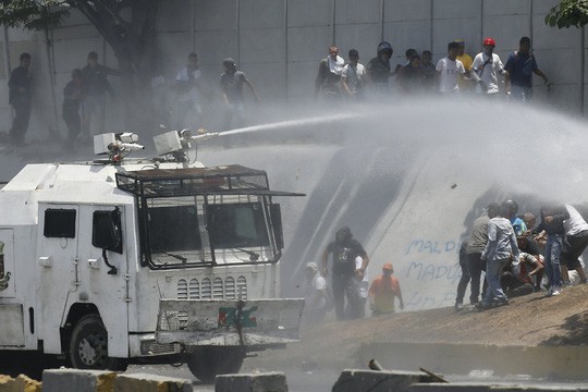 Venezuela: Bạo loạn bùng nổ, xe bọc thép được triển khai - Ảnh 1. Venezuela: Bạo loạn bùng nổ, xe bọc thép được triển khai - Ảnh 1.
