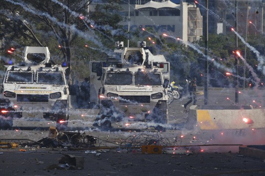 Venezuela: Bạo loạn bùng nổ, xe bọc thép được triển khai - Ảnh 2. Venezuela: Bạo loạn bùng nổ, xe bọc thép được triển khai - Ảnh 2.