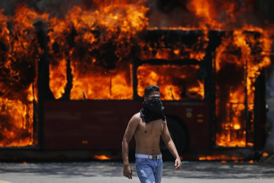 Venezuela: Bạo loạn bùng nổ, xe bọc thép được triển khai - Ảnh 3. Venezuela: Bạo loạn bùng nổ, xe bọc thép được triển khai - Ảnh 3.