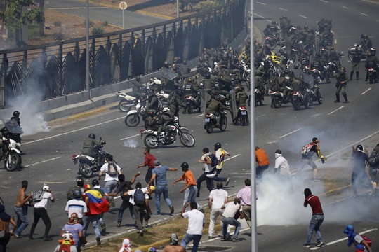 Venezuela: Bạo loạn bùng nổ, xe bọc thép được triển khai - Ảnh 4.