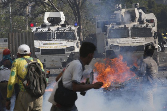 Venezuela: Bạo loạn bùng nổ, xe bọc thép được triển khai - Ảnh 5.