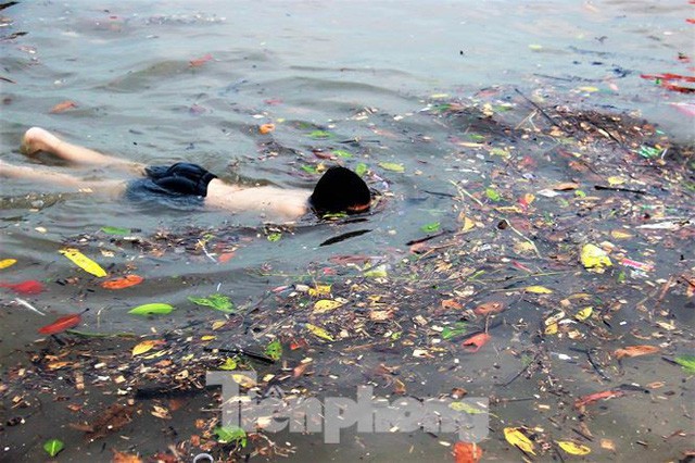  Trẻ ngụp lặn bơi trong rác biển ở Hạ Long  - Ảnh 6.