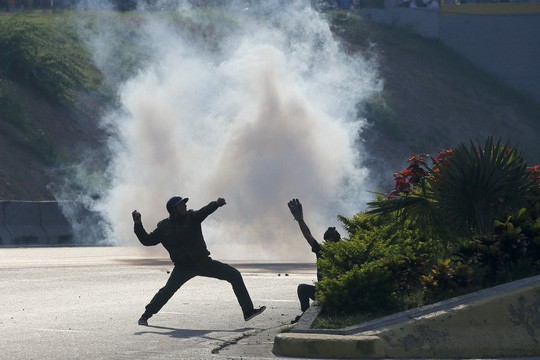 Venezuela: Bạo loạn bùng nổ, xe bọc thép được triển khai - Ảnh 6.