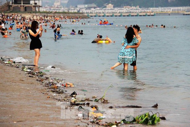  Trẻ ngụp lặn bơi trong rác biển ở Hạ Long  - Ảnh 7.