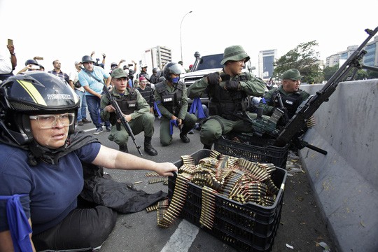 Venezuela: Bạo loạn bùng nổ, xe bọc thép được triển khai - Ảnh 7. Venezuela: Bạo loạn bùng nổ, xe bọc thép được triển khai - Ảnh 7.