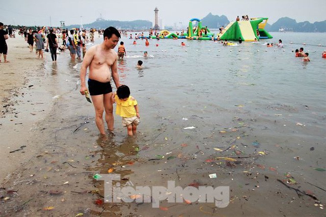  Trẻ ngụp lặn bơi trong rác biển ở Hạ Long  - Ảnh 8.