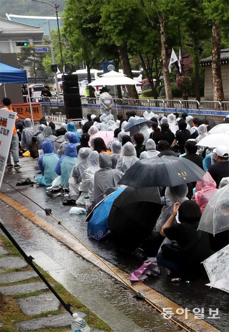 Hơn 1.700 người xếp hàng dài đội mưa biểu tình trước dinh Tổng thống, phẫn nộ vì vụ bê bối Burning Sun và Seungri - Ảnh 11.