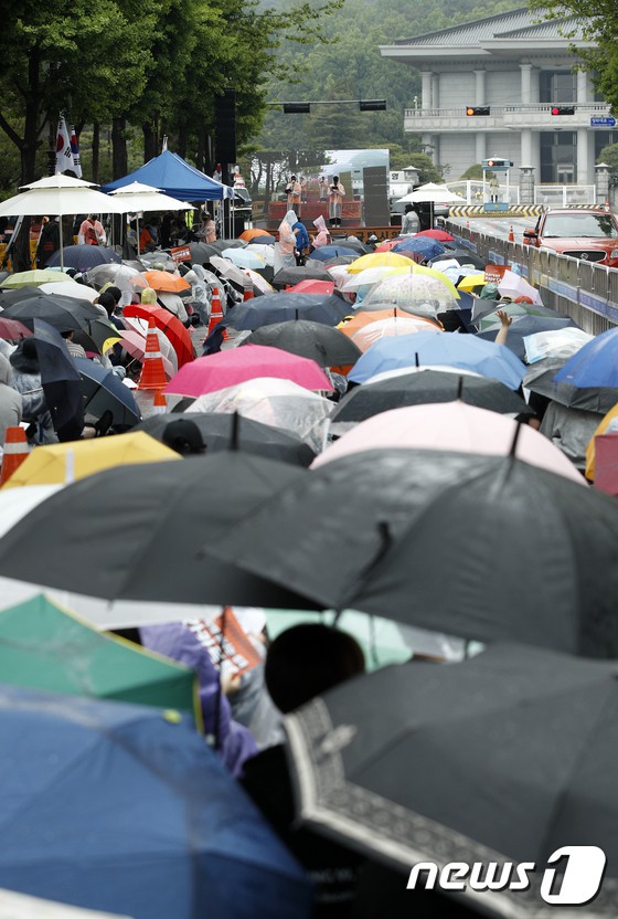 Hơn 1.700 người xếp hàng dài đội mưa biểu tình trước dinh Tổng thống, phẫn nộ vì vụ bê bối Burning Sun và Seungri - Ảnh 4.