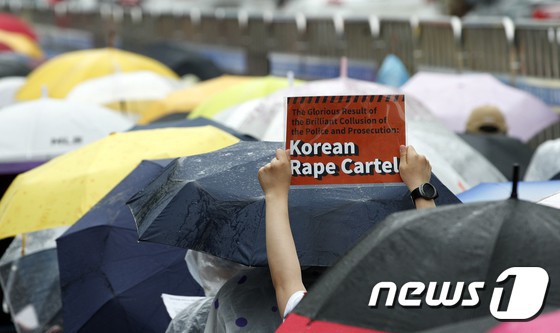 Hơn 1.700 người xếp hàng dài đội mưa biểu tình trước dinh Tổng thống, phẫn nộ vì vụ bê bối Burning Sun và Seungri - Ảnh 5.