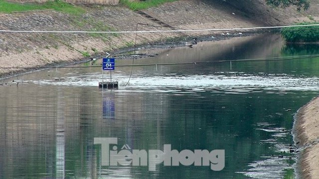 Sau 4 ngày thử nghiệm bảo bối của Nhật, sông Tô Lịch đã bớt mùi - Ảnh 7. Sau 4 ngày thử nghiệm bảo bối của Nhật, sông Tô Lịch đã bớt mùi - Ảnh 7.