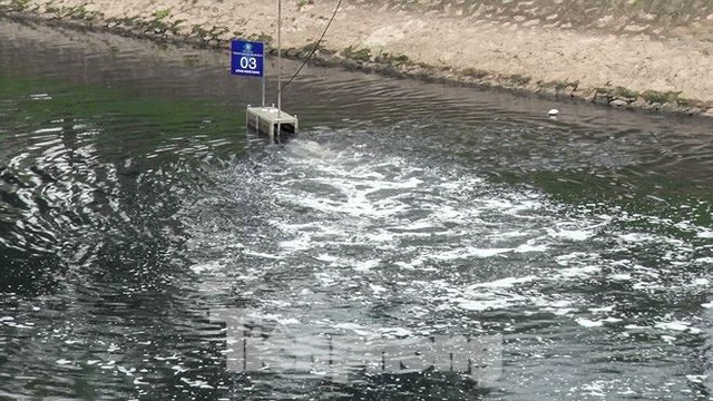 Sau 4 ngày thử nghiệm bảo bối của Nhật, sông Tô Lịch đã bớt mùi - Ảnh 10. Sau 4 ngày thử nghiệm bảo bối của Nhật, sông Tô Lịch đã bớt mùi - Ảnh 10.